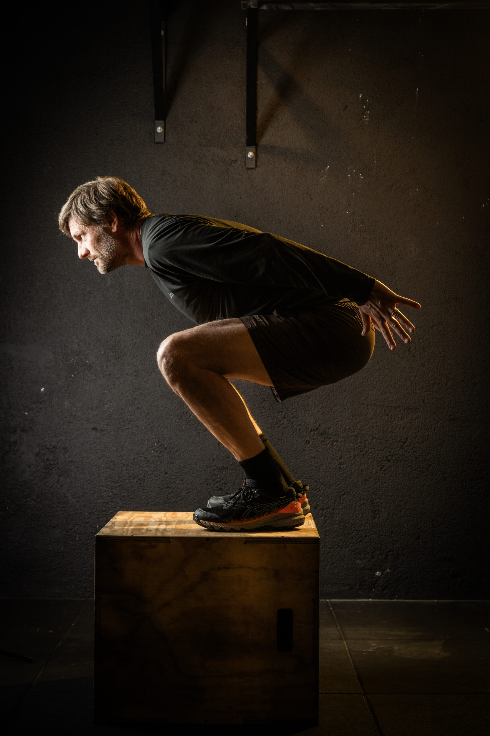 Box-Squat-Jumps, bereit für ein Training, das den Proteinbedarf im Sport unterstützt.