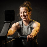 Sportlerin beim Rudern zur Unterstützung ihres Proteinbedarfs für Muskelaufbau und Regeneration.