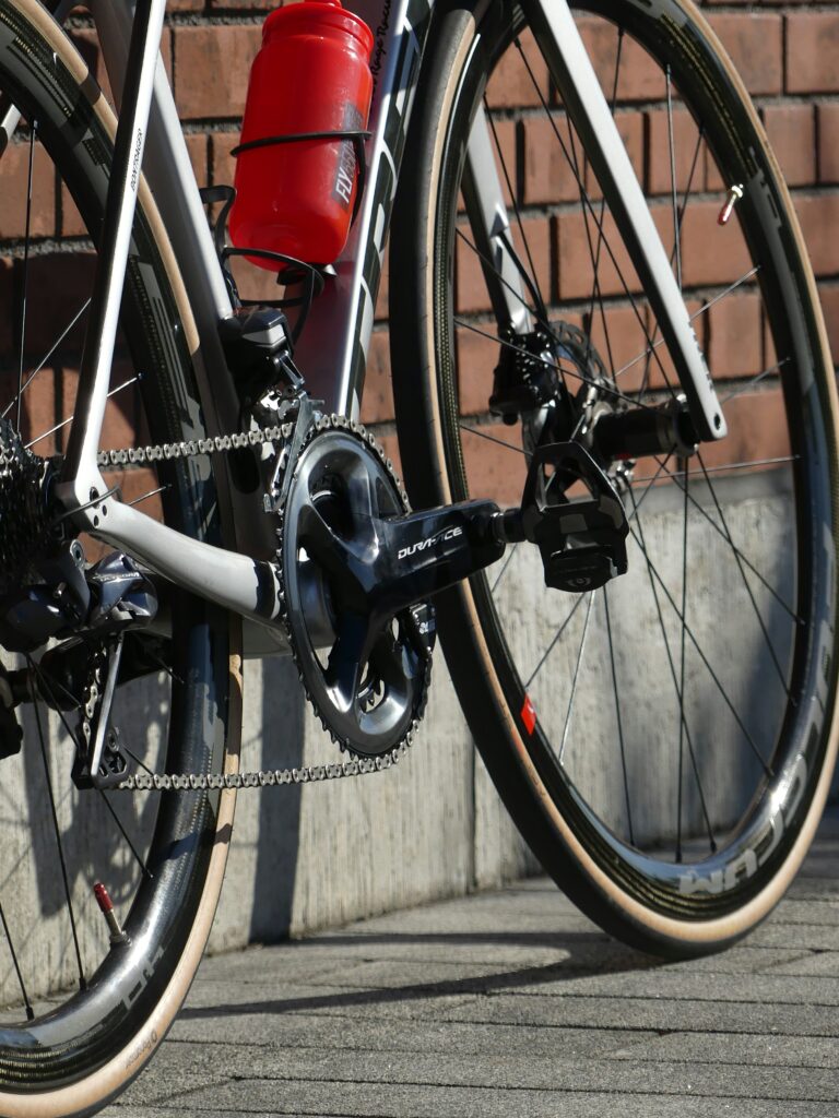 Rennrad mit roten Trinkflaschen, optimal vorbereitet für die VO2max-Messung.