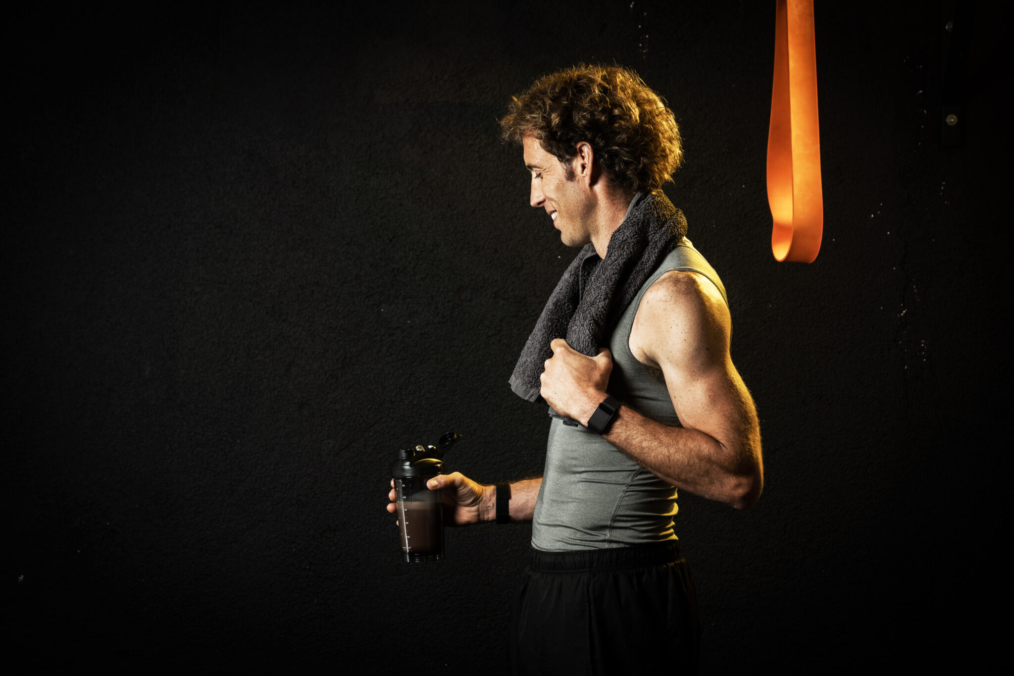Martino Goretti (Weltmeister im Leichgewichts-Rudern und zweifacher Olympia-Teilnehmer) mit Handtuch und Proteinshake nach dem Training in einem Fitnessstudio.