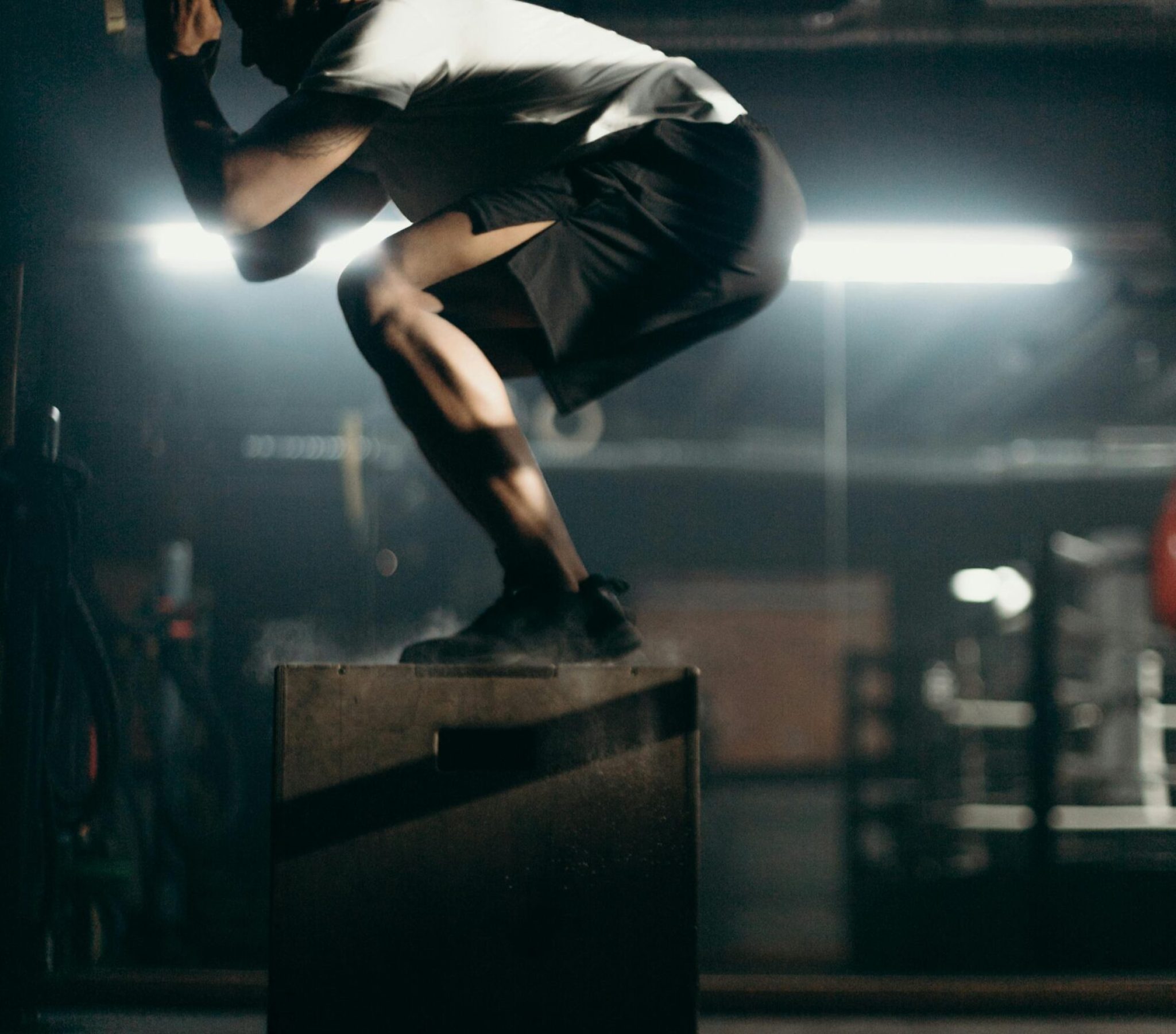 Mann beim HIIT-Training – Abnehmen mit System durch intensive Workouts.