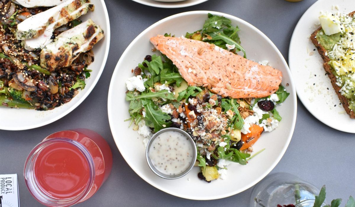 Proteinreiche Mahlzeit mit Lachs und Salat zur Deckung des täglichen Proteinbedarfs